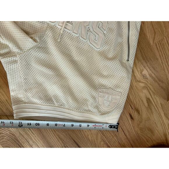 NFL Raiders Shorts All White Size Large Men's Jumbotron Arch Logo - Picture 11 of 12